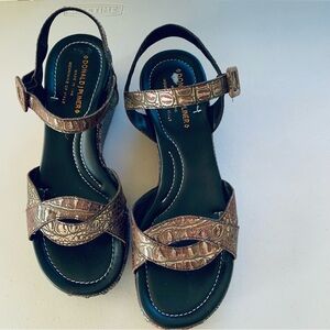 New Donald J Pliner genuine brown/gold leather sandals mismatch size 7-8 M